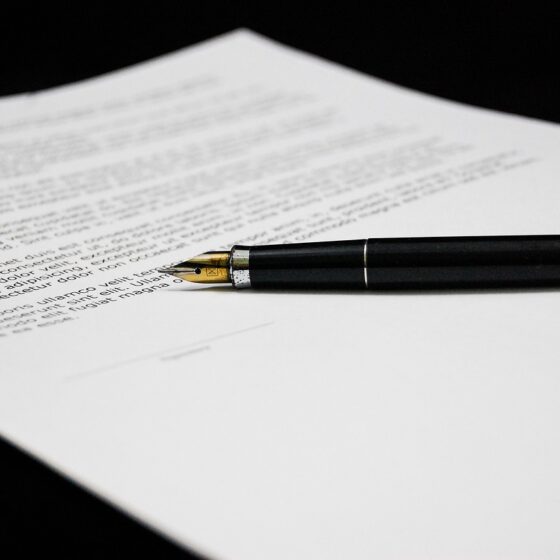 documento de conformidad encima de una mesa