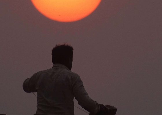 hombre trabajando al sol con altas temperaturas