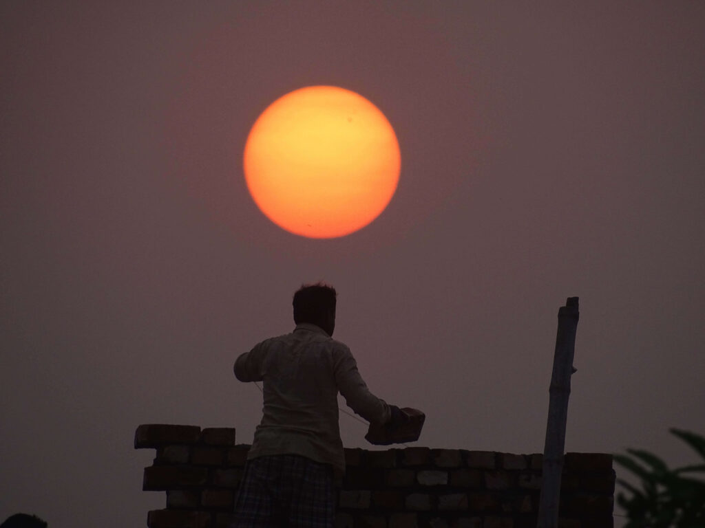 hombre trabajando al sol con altas temperaturas
