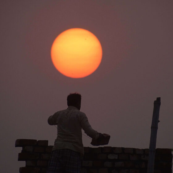 hombre trabajando al sol con altas temperaturas