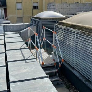 pasarela de cruce o salto de lobo instalado en una cubierta de una nave industrial