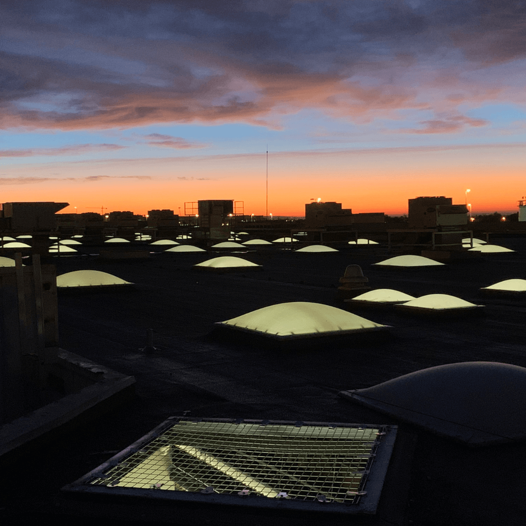 claraboyas con mallas de seguridad en una cubierta al atardecer