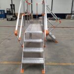 salto de lobo dentro de una fabrica