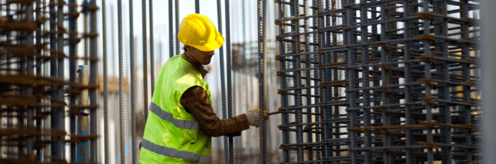 un hombre trabajando al aire libre en verano