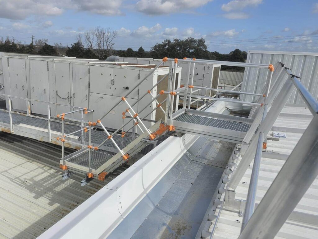 escalera de acceso en una cubierta