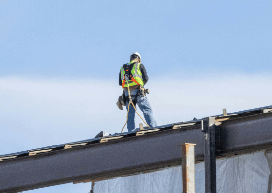 riesgo de trabajo en altura de una persona encima de una cubierta