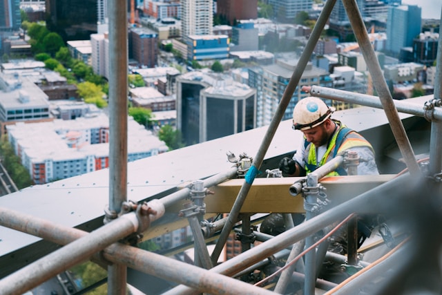 persona trabajando en un andamio