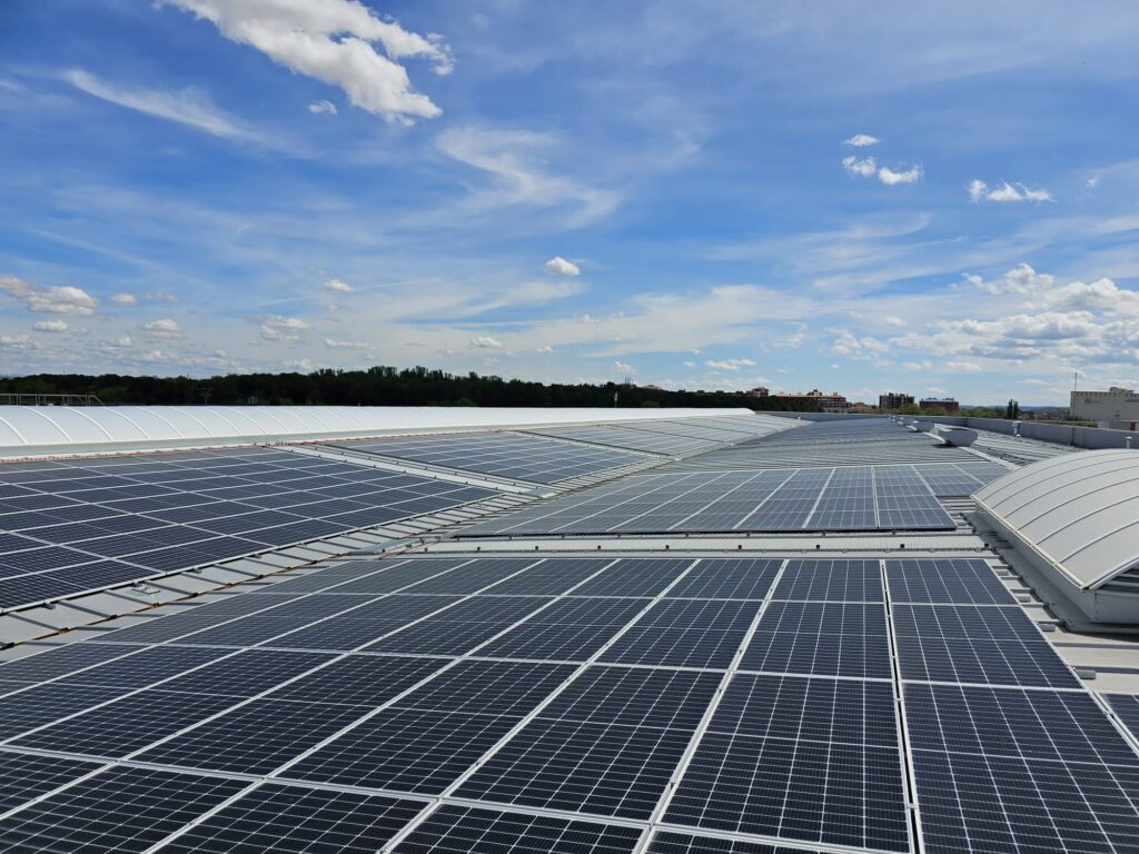 placas solares en tejados de centros comerciales