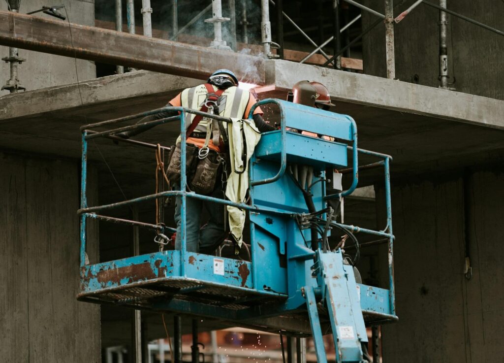 trabajadores cesta construccion