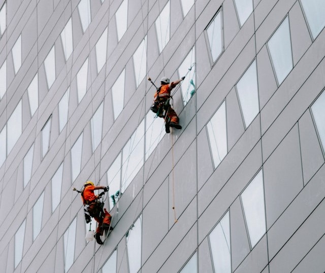 trabajadores verticales limpieza fachada