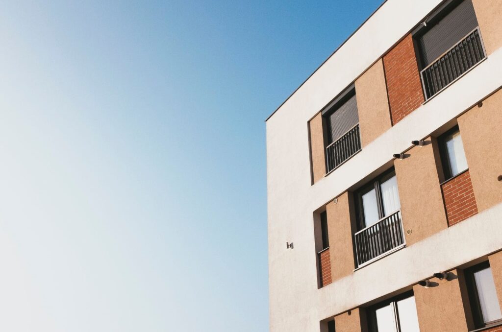 edificio de ladrillo con el cielo de fondo