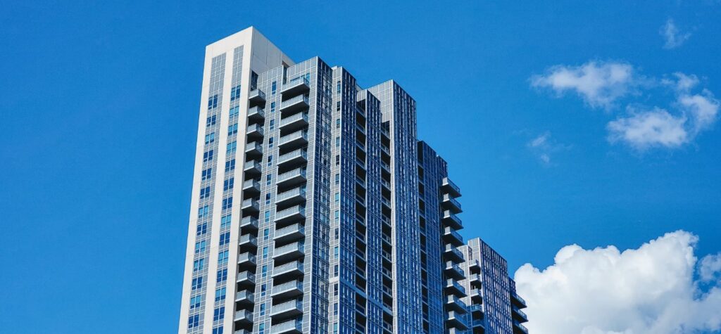 edificio rascacielos sobre cielo azul