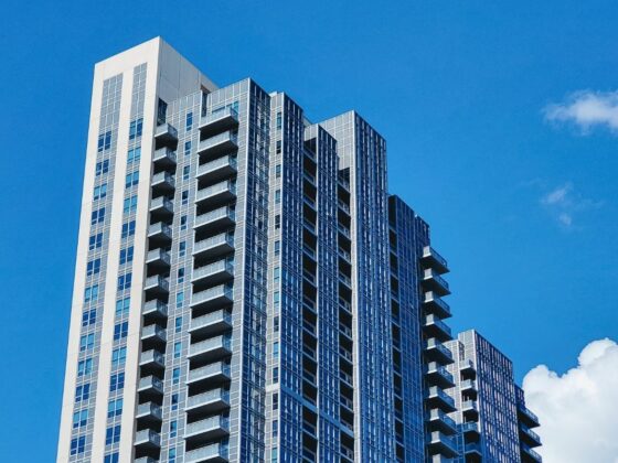 edificio rascacielos sobre cielo azul
