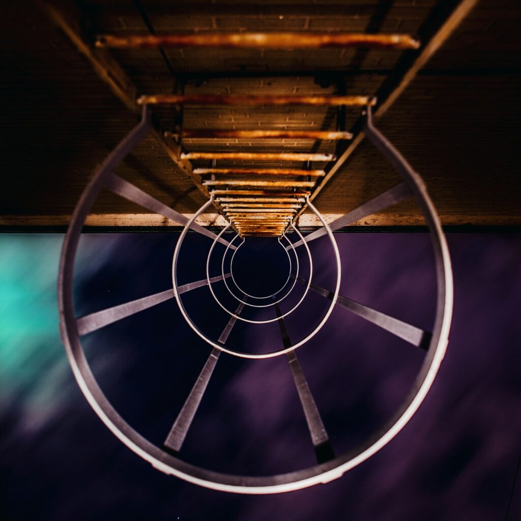 escalera en espacio confinado