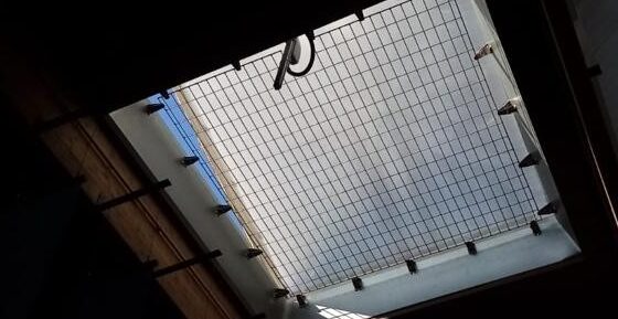 Una claraboya con una malla de seguridad anticaídas