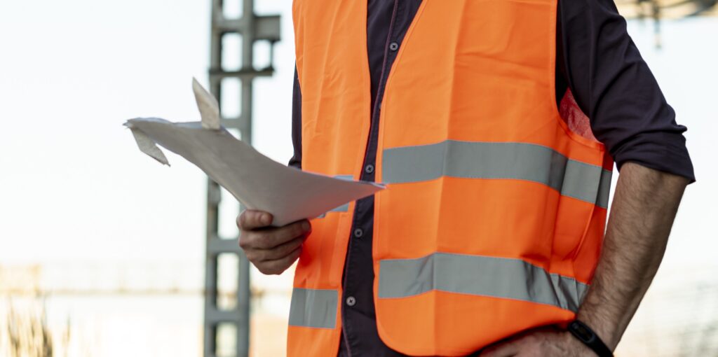 técnico de obra comprobando la documentacion