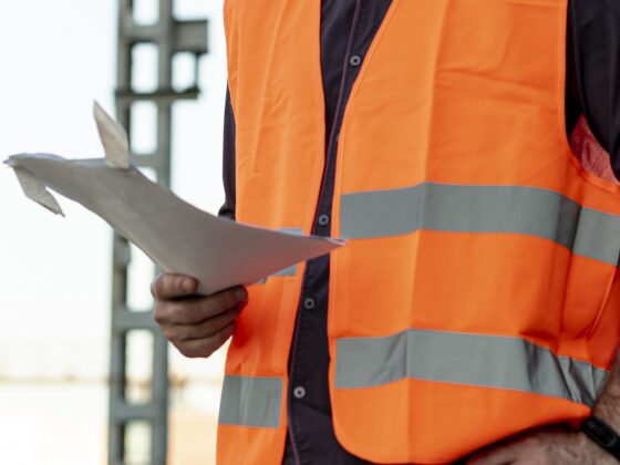 técnico de obra comprobando la documentacion