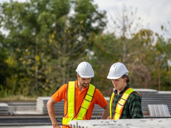 trabajadores revisando el entorno