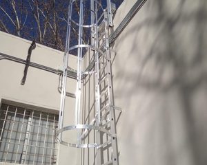 escalera vertical fija para acceso a cubierta
