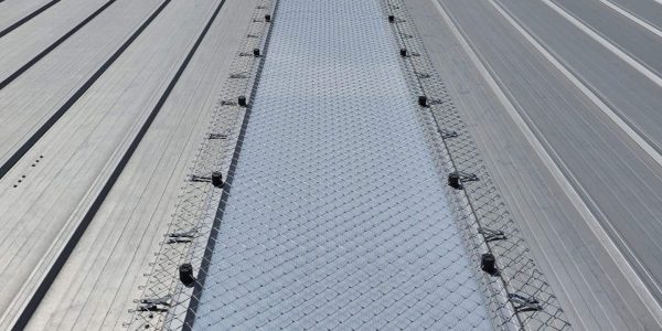 malla de seguridad pignus instalada en una cubierta con lucernarios