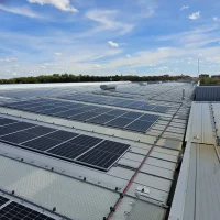 malla de seguridad en una cubierta con placas solares