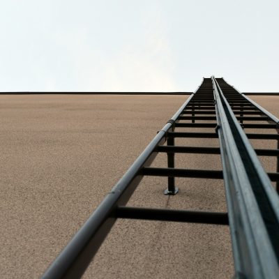 escalera con linea de vida vertical de rail